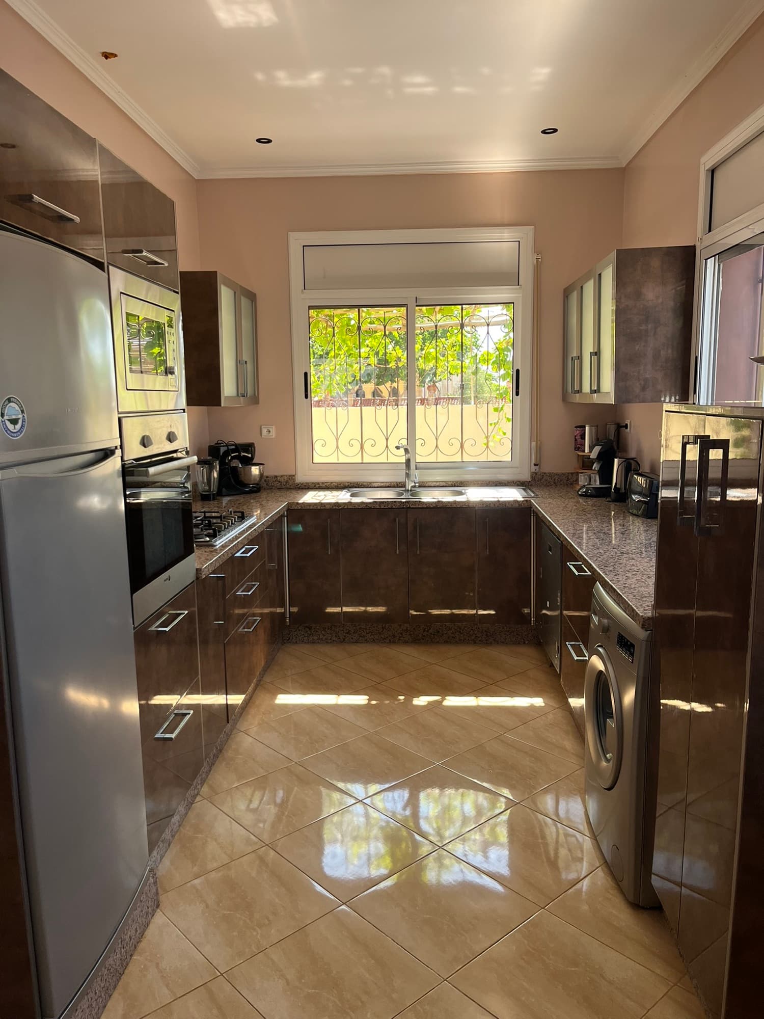 Maison Azur — Kitchen 1