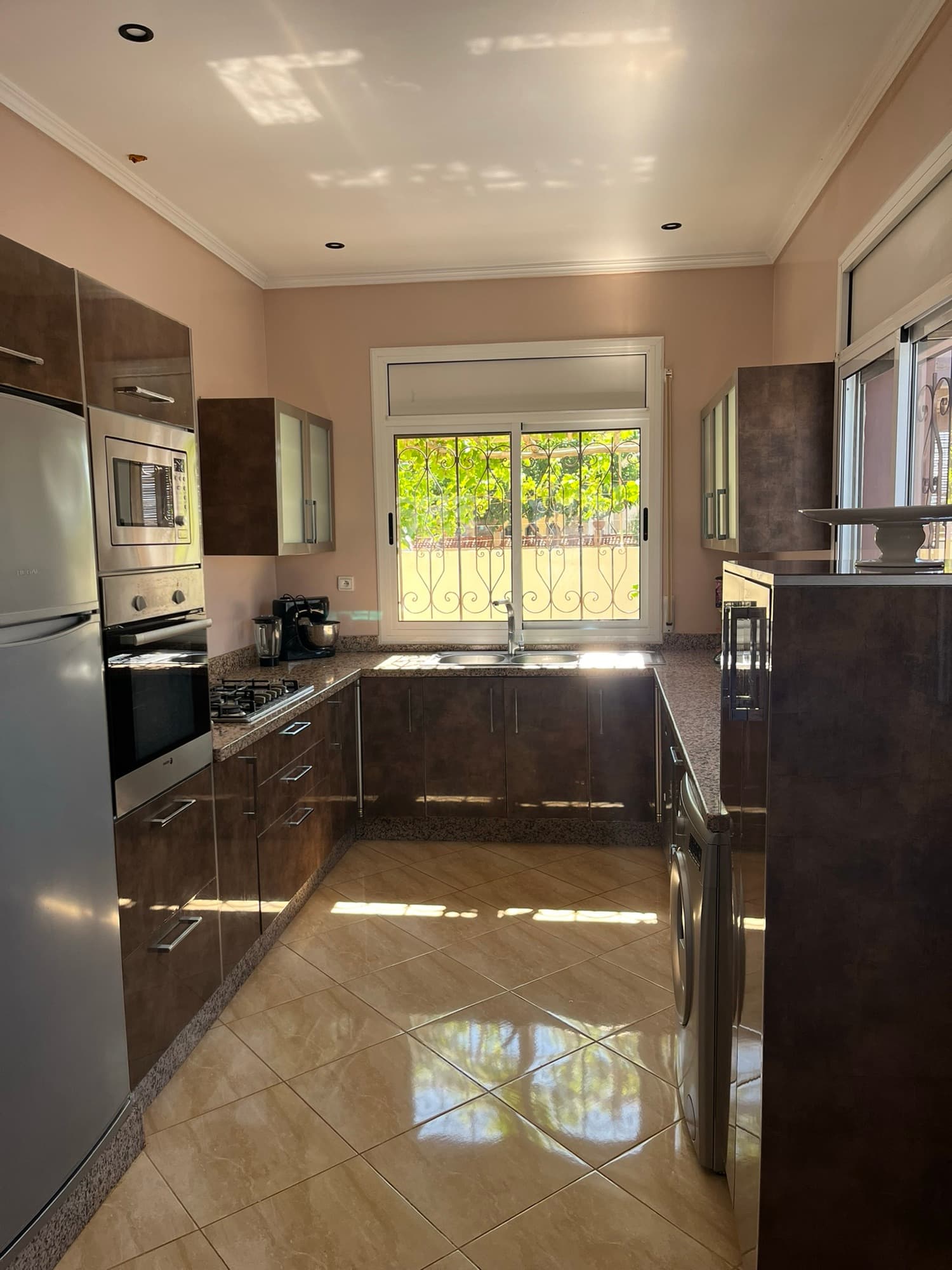 Maison Azur — Kitchen 2